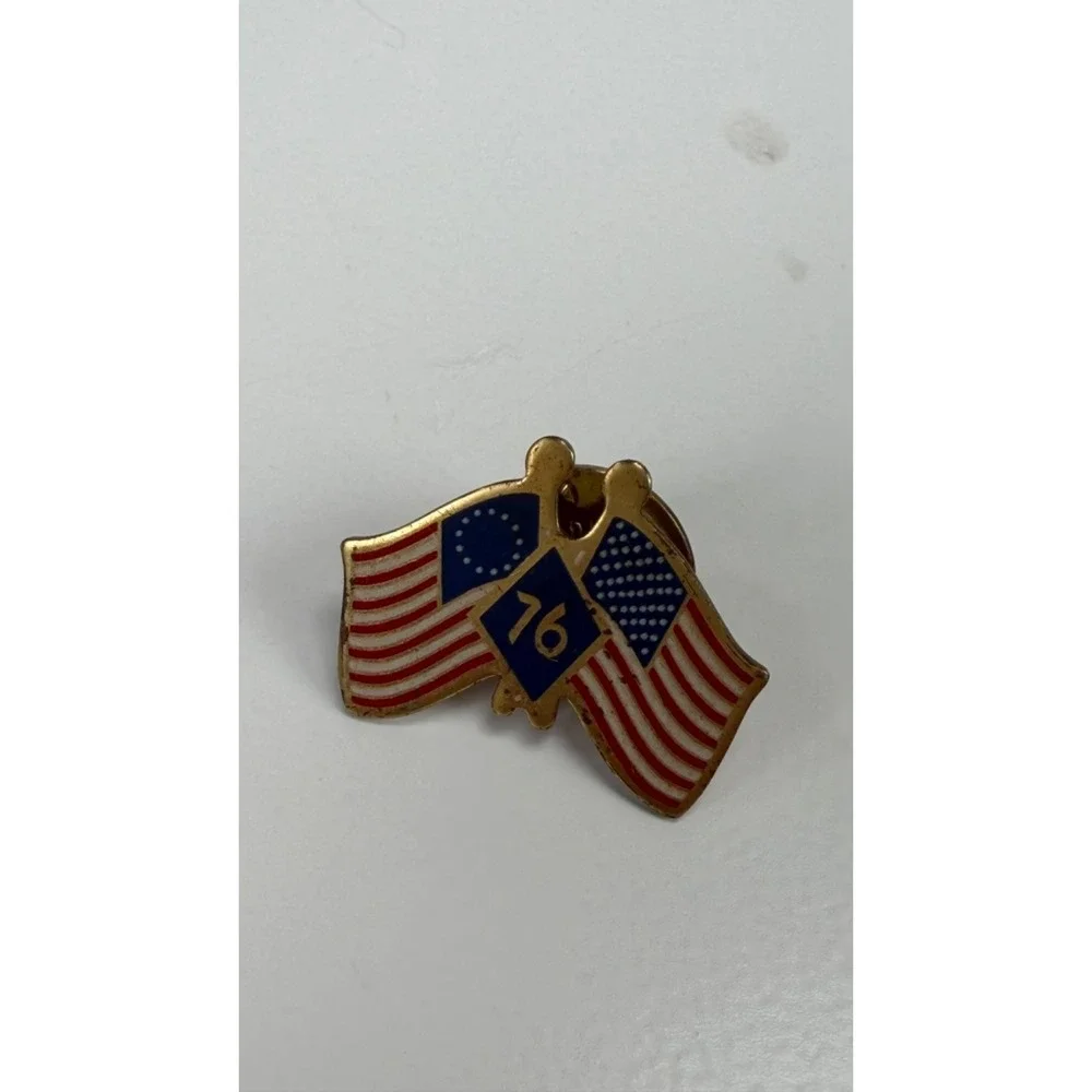 Vintage 1976 US American Flag Bicentennial 76 Tie Lapel Pin Patriotic Gold Tone
